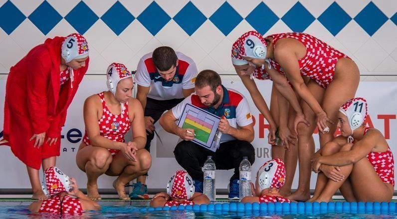 Primera victòria de l’equip absolut femení de waterpolo