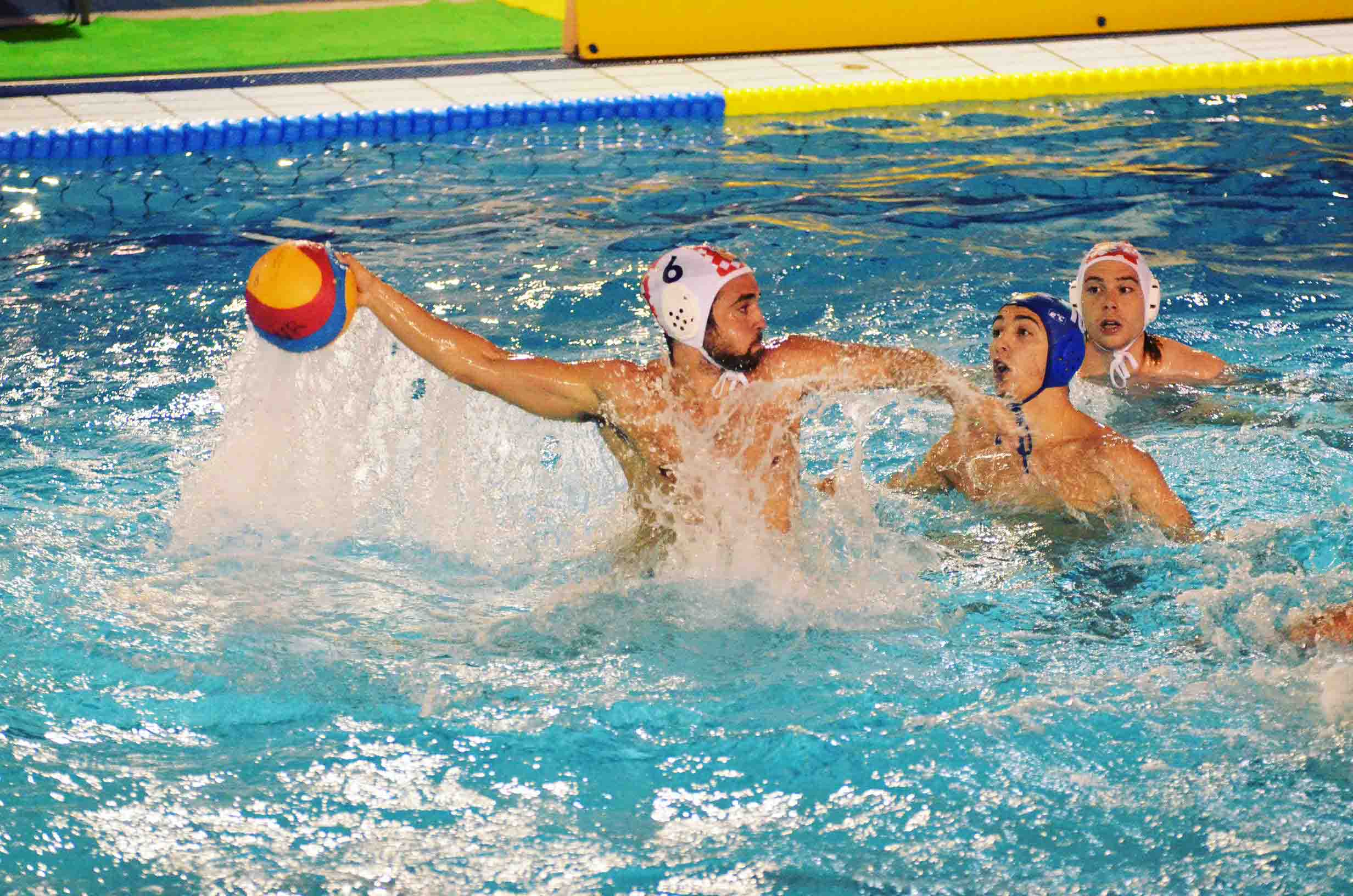 LÍDERS! Els dos equips absoluts masculins de waterpolo encapçalen les seves lligues