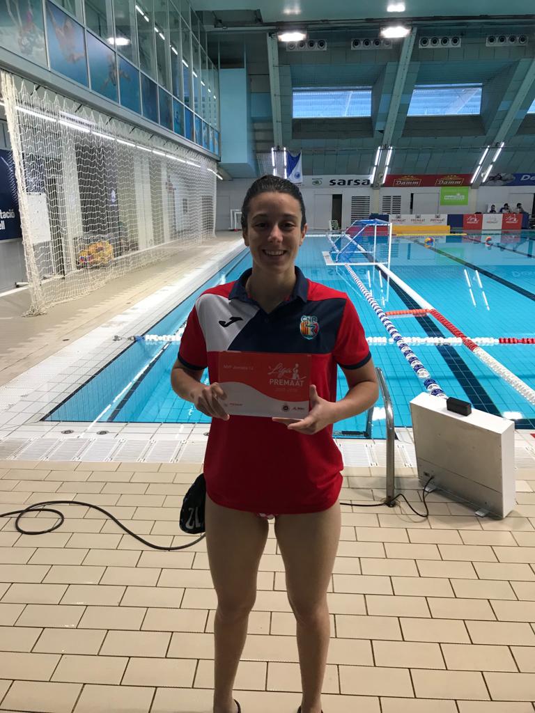 Amanda Triviño rep el premi a millor jugadora de la jornada 13 de Divisió d’Honor Femenina de waterpolo