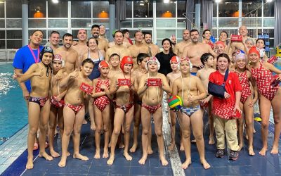 Diversió i esport en els tradicionals partits de waterpolo de pares contra fills