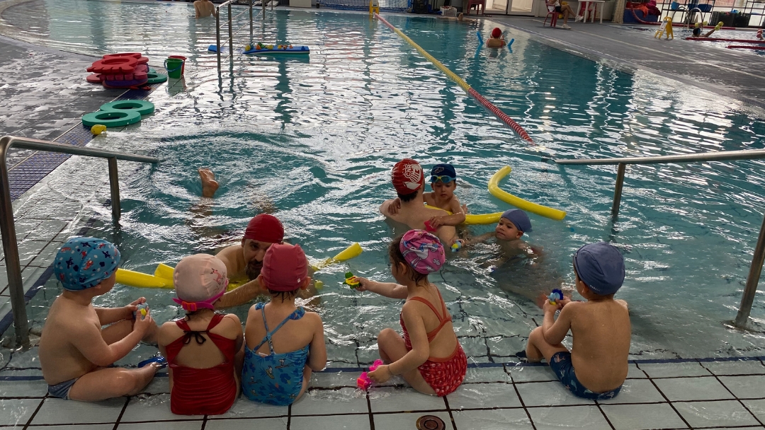 Prop de 30 nens i nenes participen als Cursos Intensius de Natació de Setmana Santa del Club