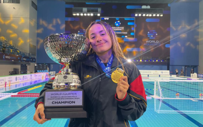 La waterpolista Luna Vara es penja la medalla d’or amb la selecció espanyola al Campionat del Món Juvenil