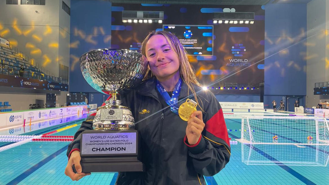 La waterpolista Luna Vara es penja la medalla d’or amb la selecció espanyola al Campionat del Món Juvenil