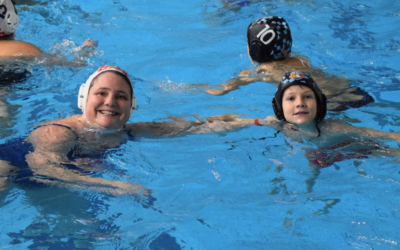 Èxit de participació als tradicionals partits de waterpolo de pares i mares contra fills/es i al Partit Solidari